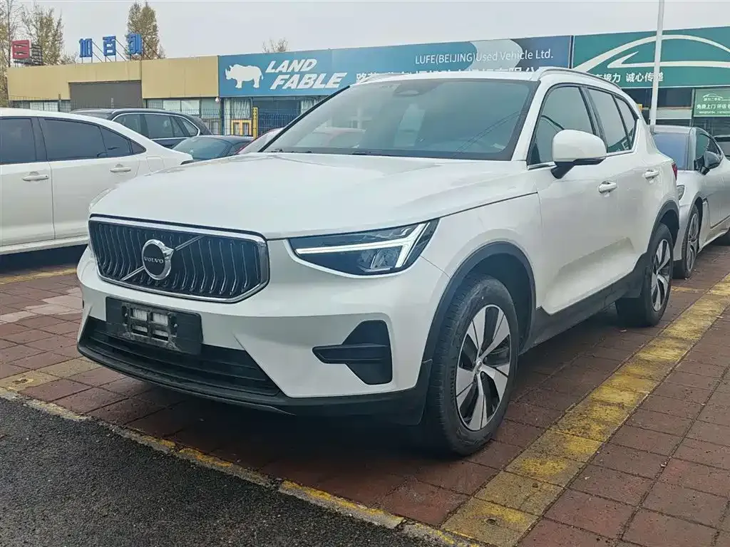 Volvo XC40 — фото 1