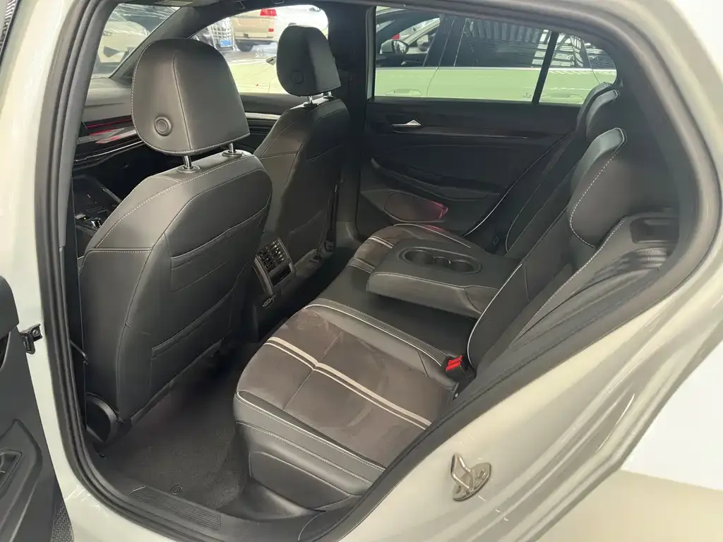 Volkswagen Golf 2024 из CN, фото 10