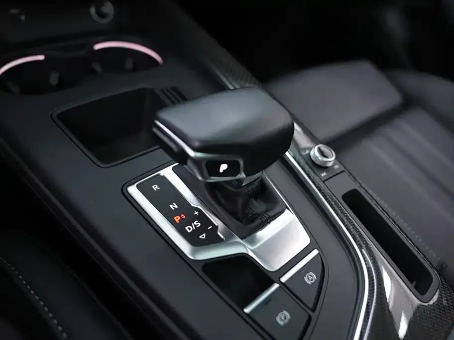 Audi A4L 2022 из CN, фото 9