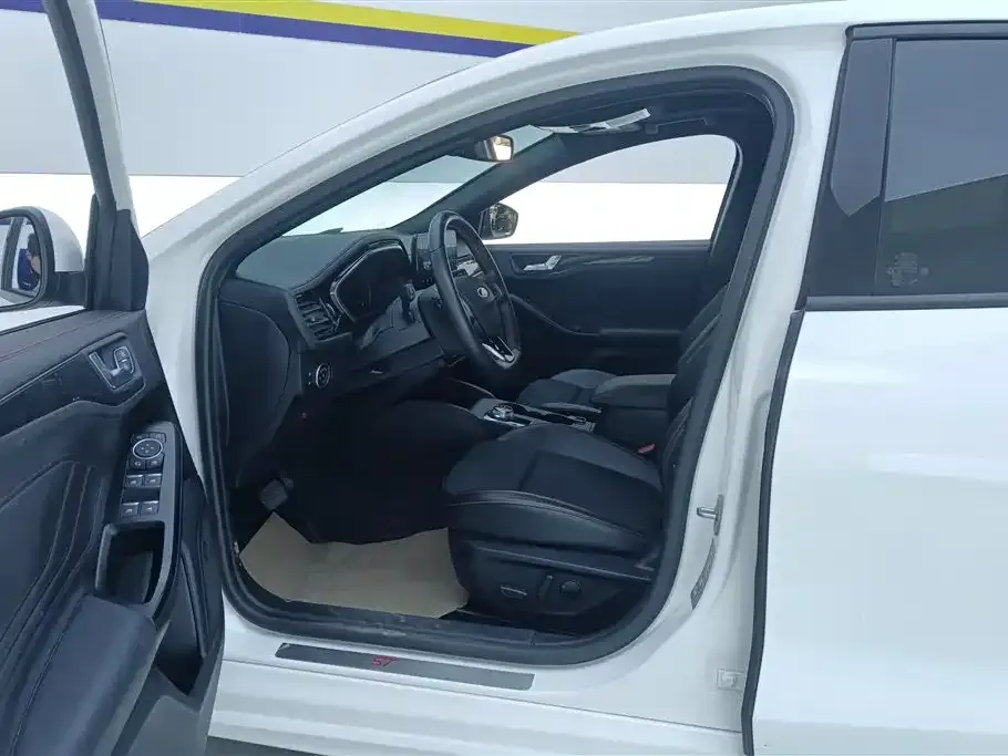 Ford Focus 2022 из CN, фото 9