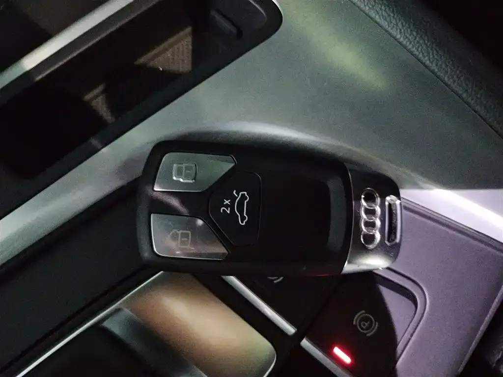 Audi A4L 2022 из CN, фото 9