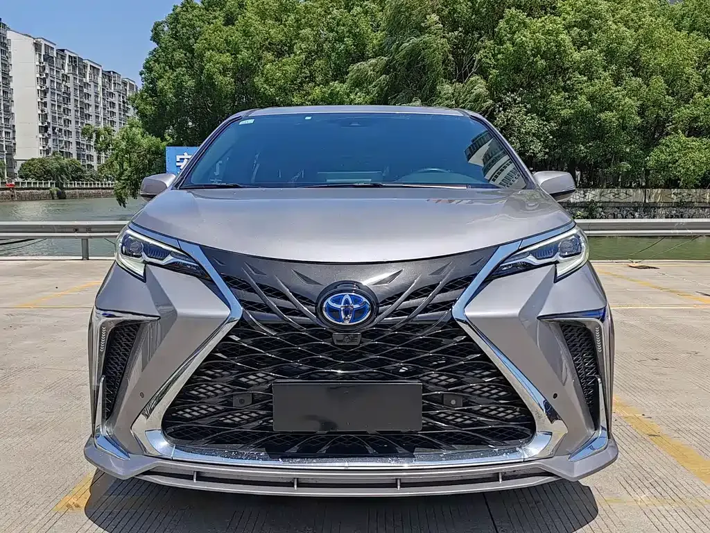 Toyota Sienna 2022 из CN, фото 2