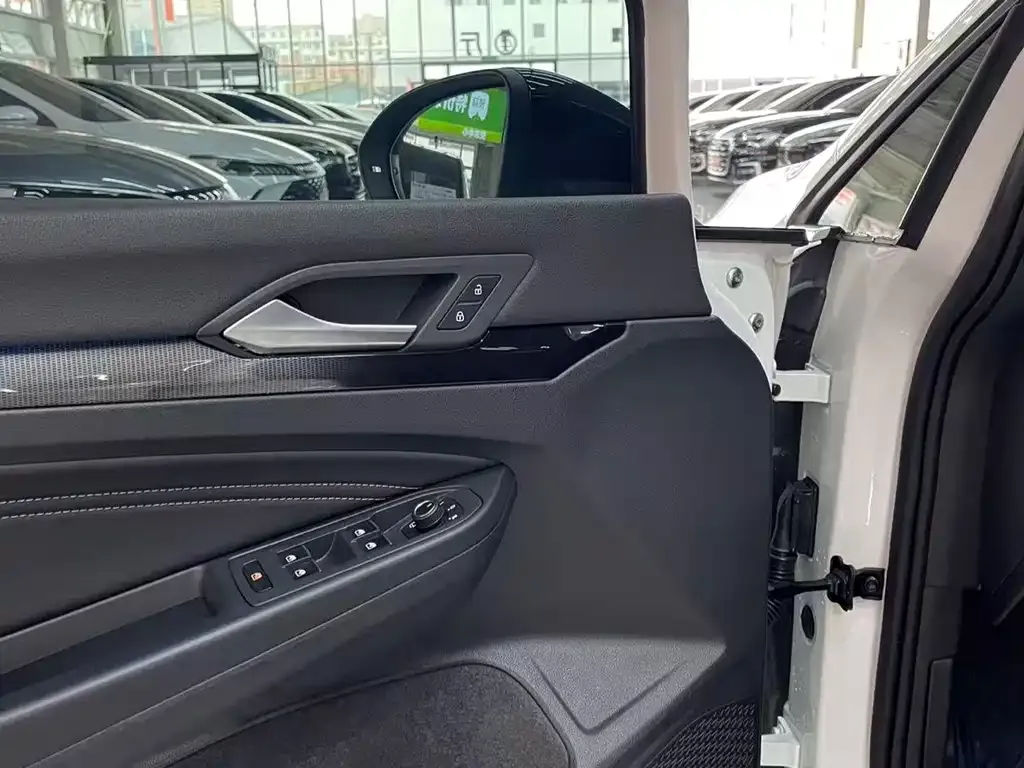 Volkswagen Golf 2023 из CN, фото 10