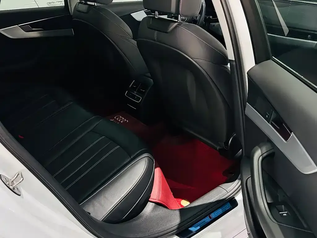Audi A4L 2023 из CN, фото 7