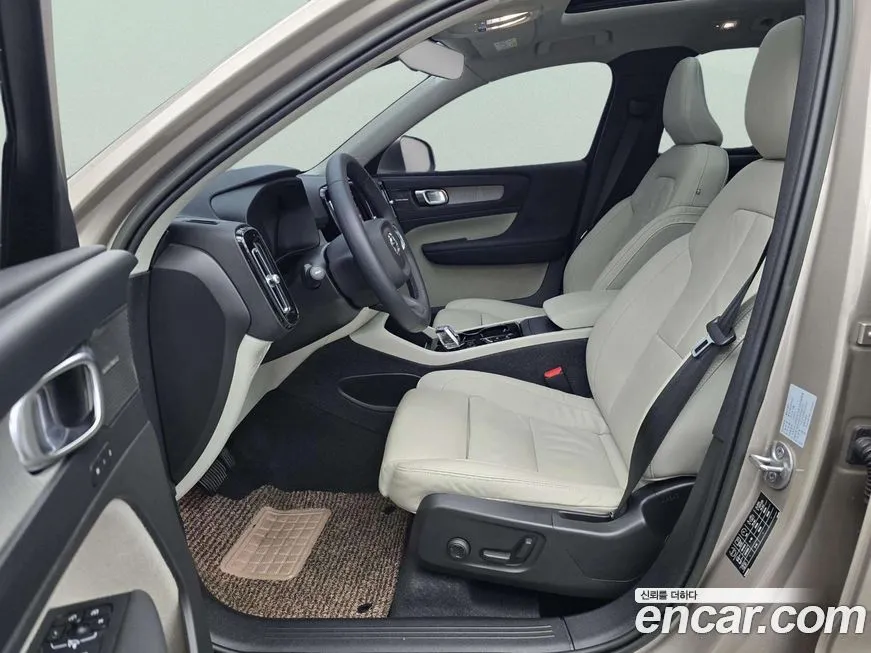 Volvo XC40 — фото 10