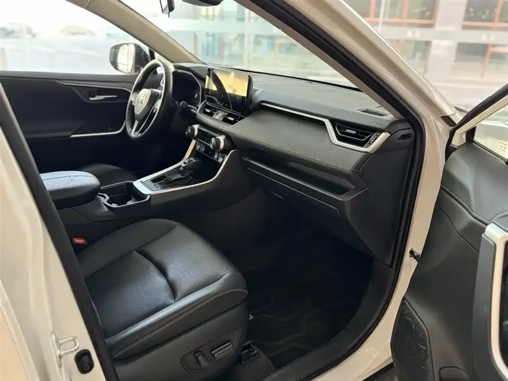 Toyota RAV4 — фото 7
