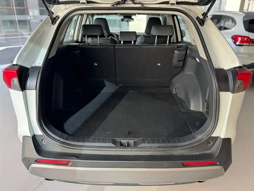 Toyota RAV4 — фото 9
