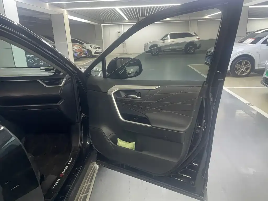 Toyota RAV4 2024 из CN, фото 5