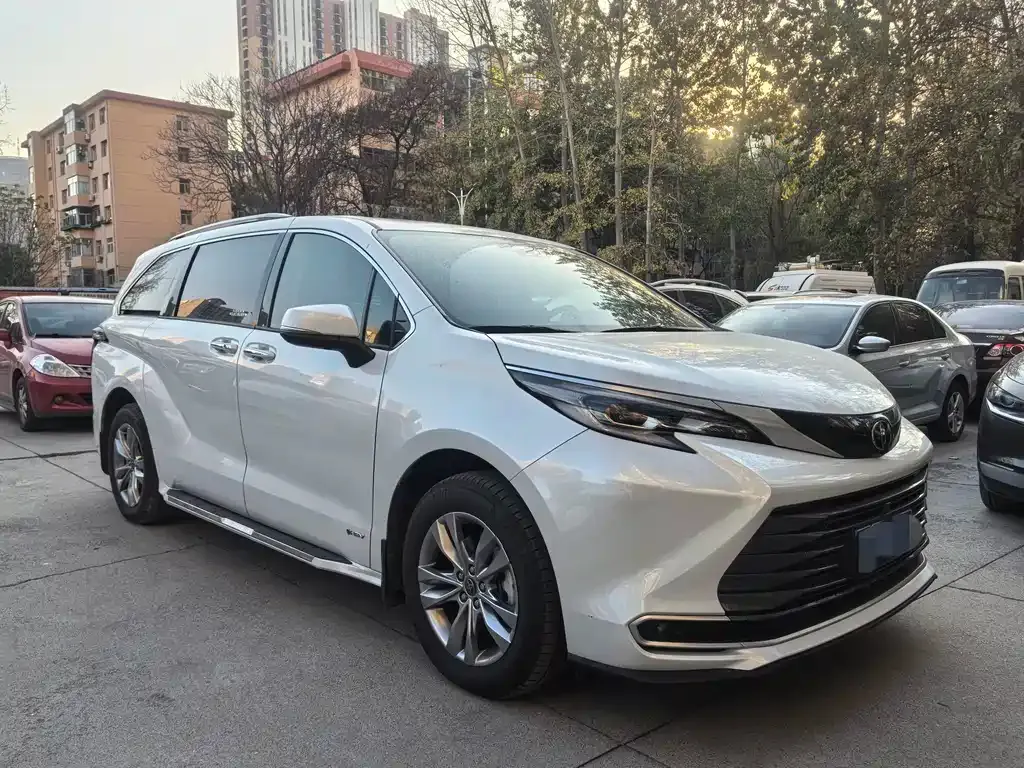 Toyota Sienna 2024 из CN, фото 3
