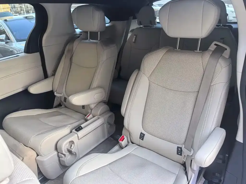 Toyota Sienna 2024 из CN, фото 6
