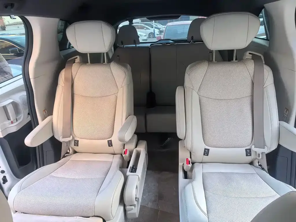 Toyota Sienna 2024 из CN, фото 9