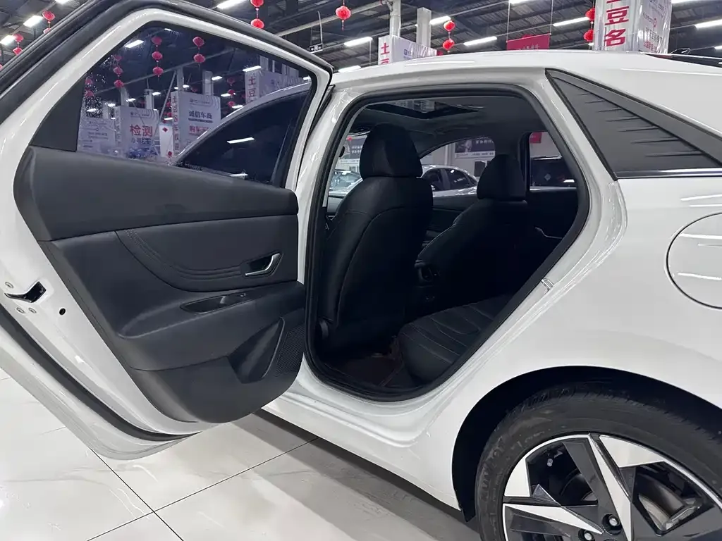 Hyundai Elantra 2023 из CN, фото 10