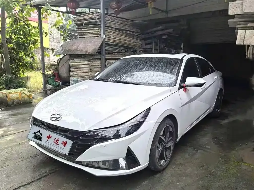 Hyundai Elantra — фото 1