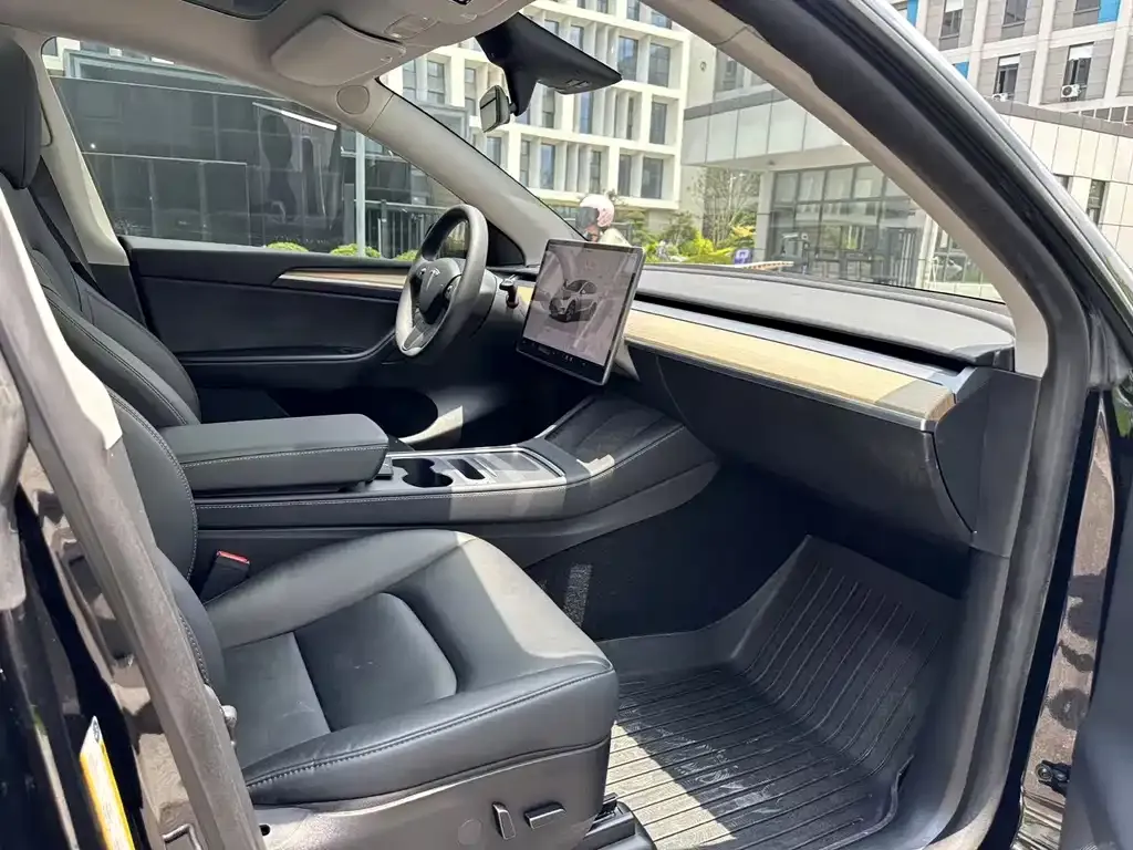 Tesla Model Y — фото 7