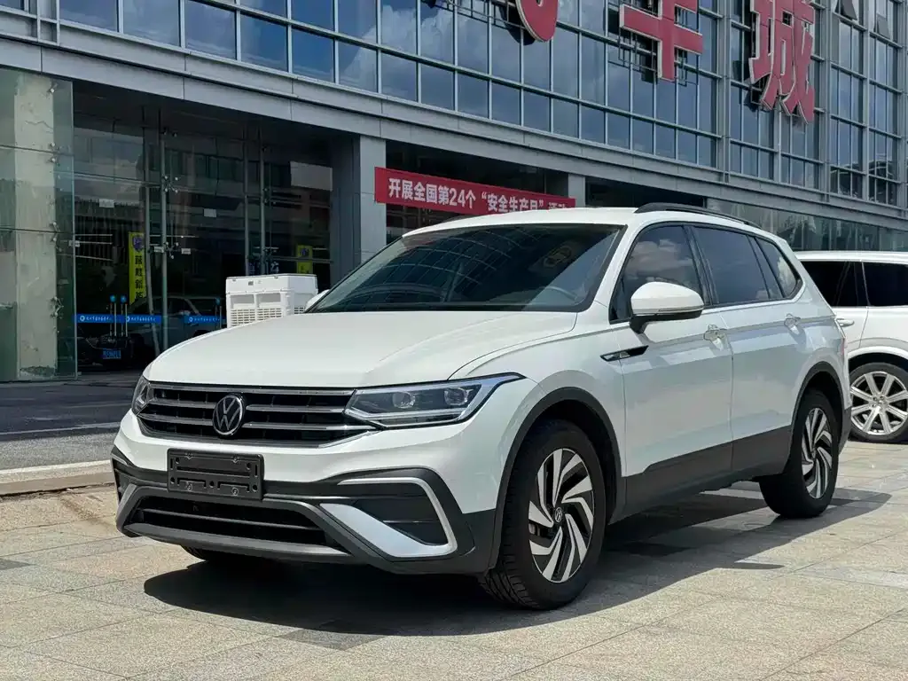 Volkswagen Tiguan L — фото 1
