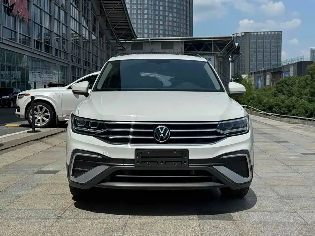 Volkswagen Tiguan L — фото 2
