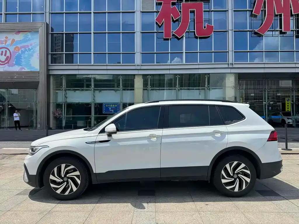 Volkswagen Tiguan L — фото 3