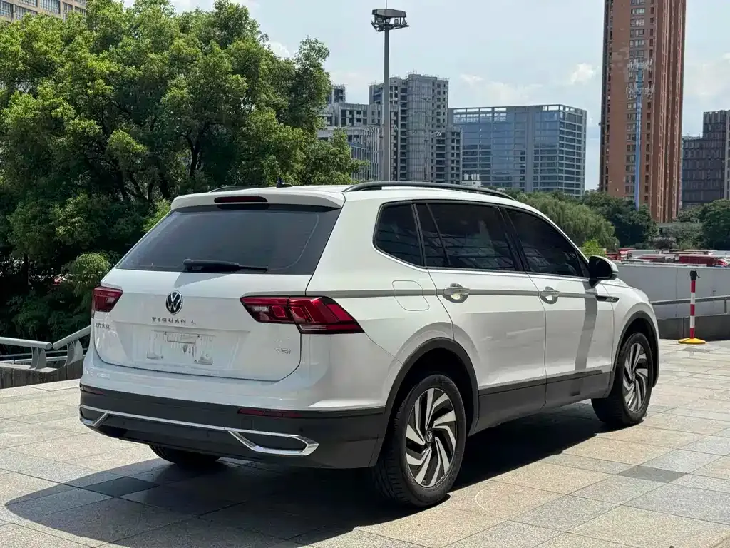 Volkswagen Tiguan L — фото 4