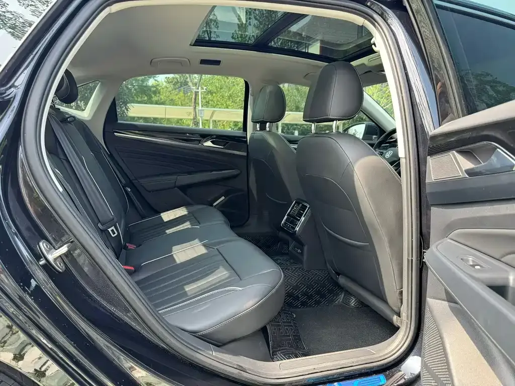 Volkswagen Passat 2023 из CN, фото 8