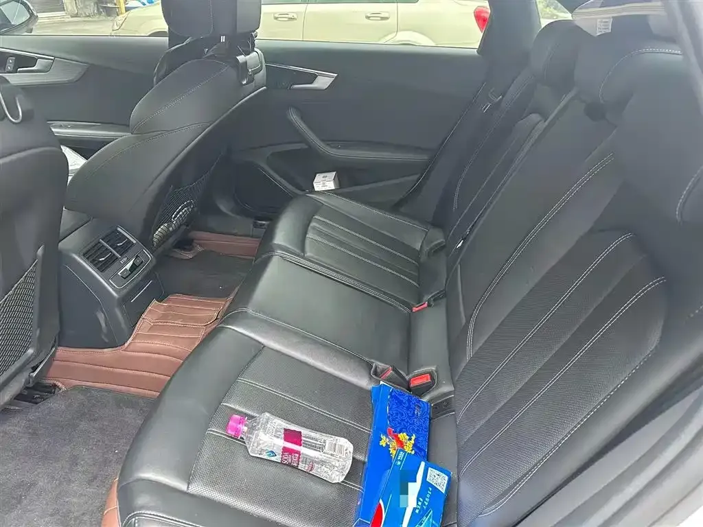 Audi A4L 2023 из CN, фото 3