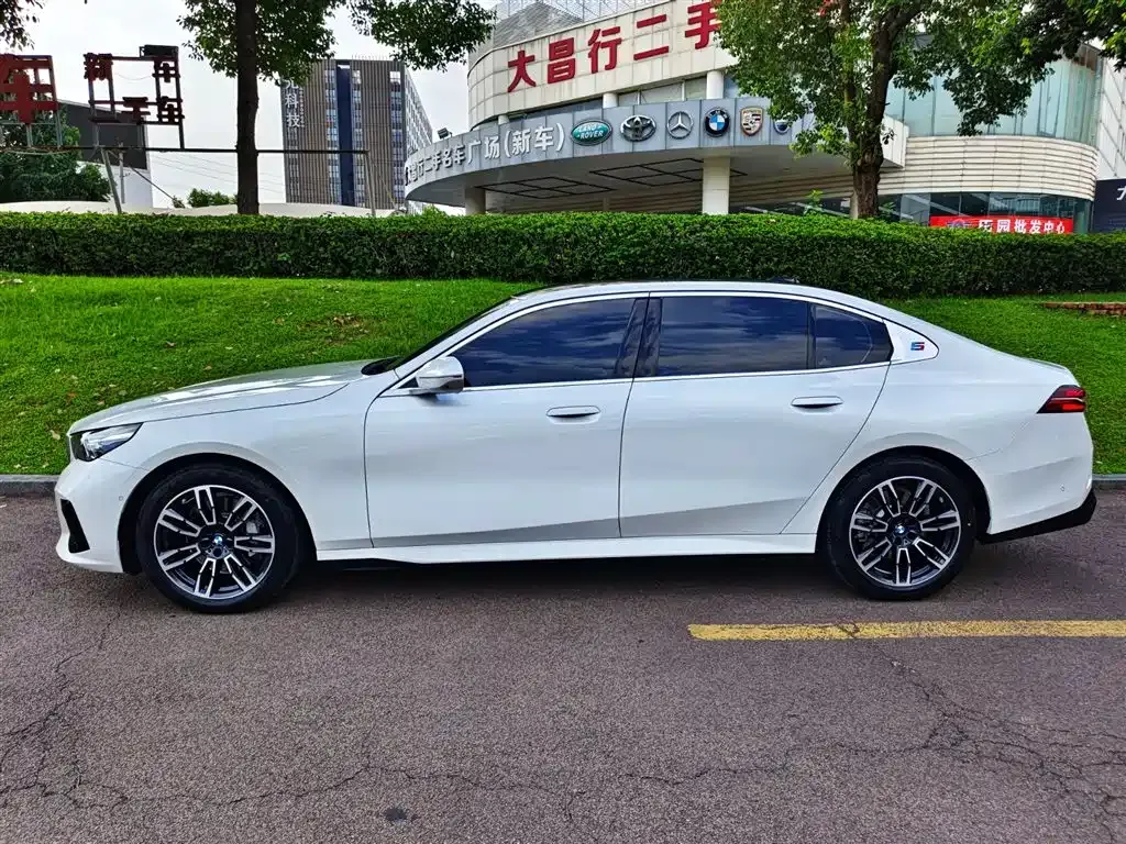 BMW 5 Series 2025 из CN, фото 3