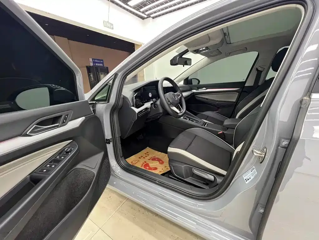Volkswagen Golf 2023 из CN, фото 7
