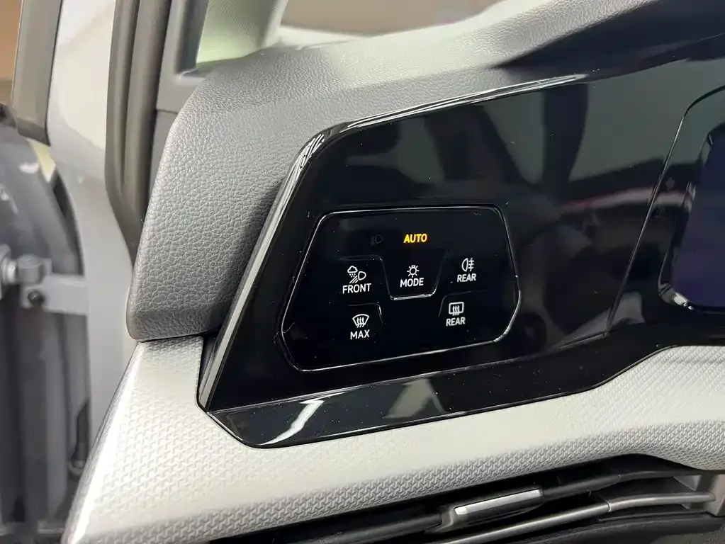 Volkswagen Golf 2023 из CN, фото 8