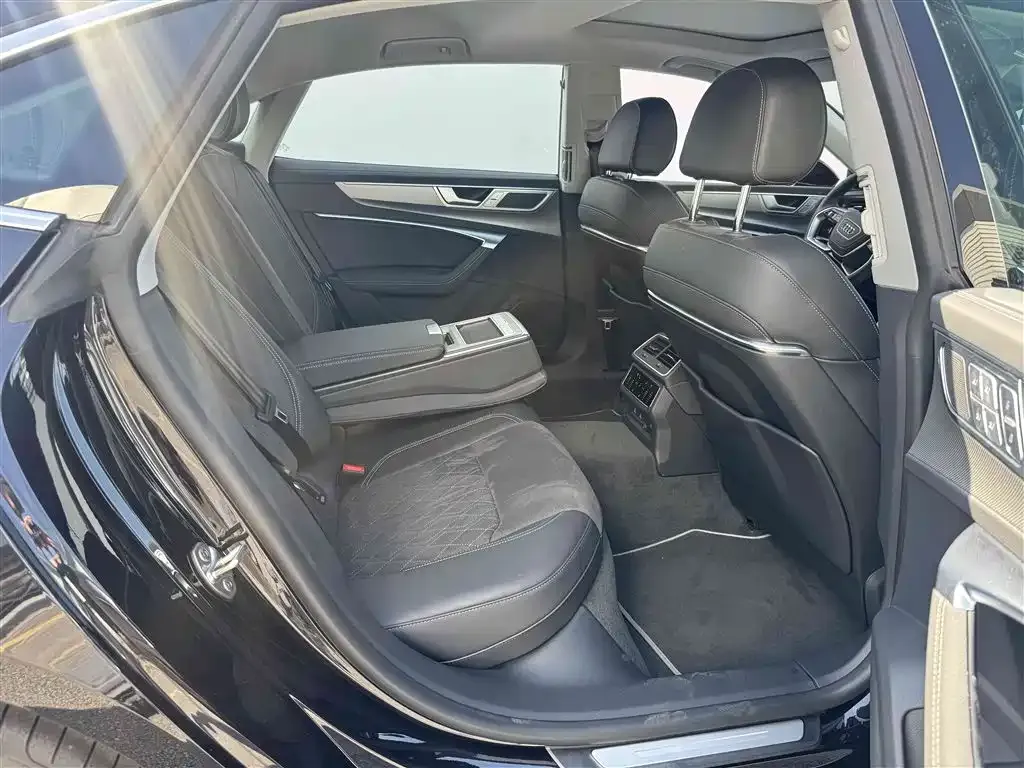 Audi A7L 2024 из CN, фото 7