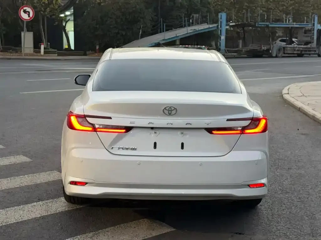 Toyota Camry — фото 3