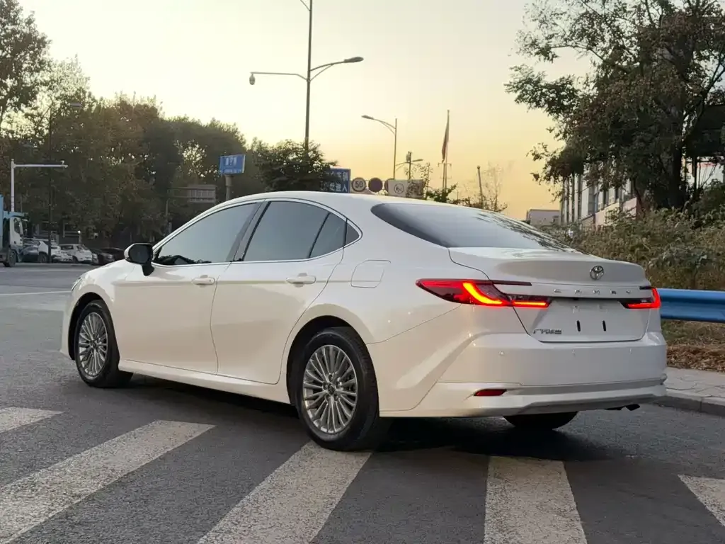 Toyota Camry — фото 4