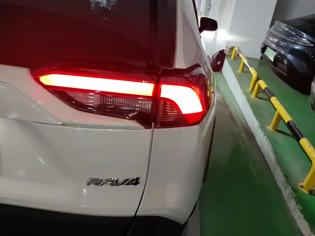 Toyota RAV4 2021 из CN, фото 8