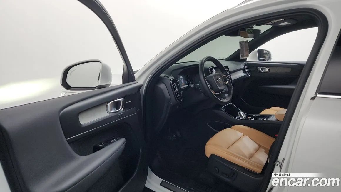 Volvo XC40 — фото 10