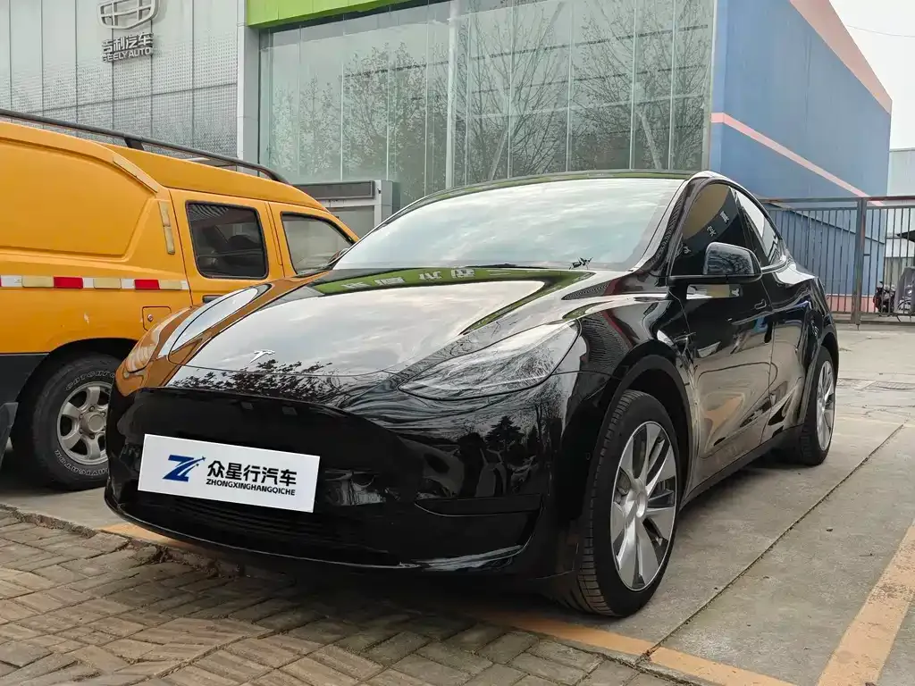 Tesla Model Y — фото 1