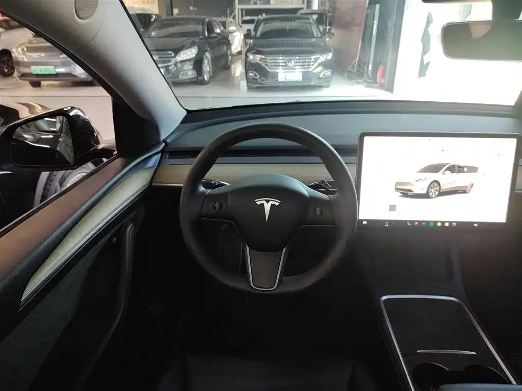 Tesla Model Y — фото 10