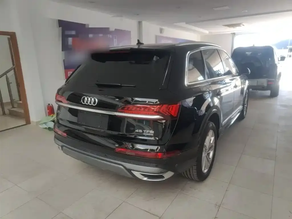 Audi Q7 2024 из CN, фото 7