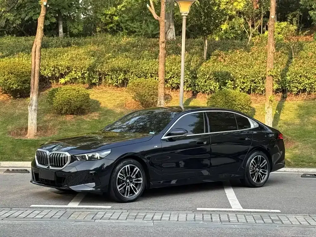 BMW 5 Series — фото 1