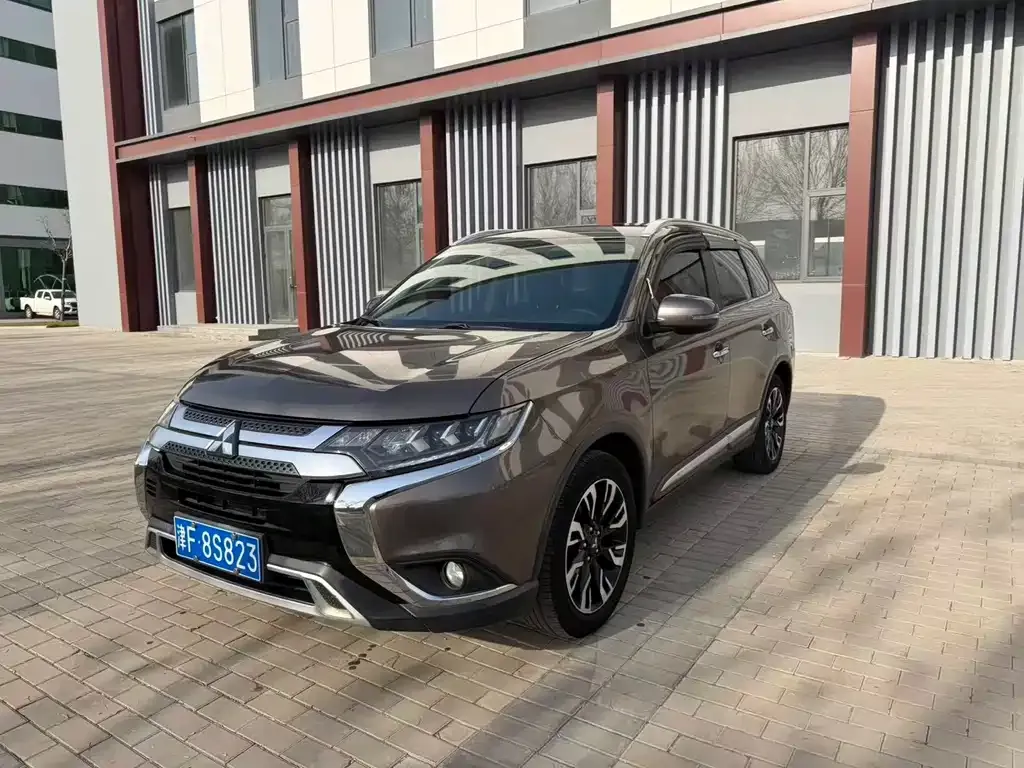 Mitsubishi Outlander — фото 1