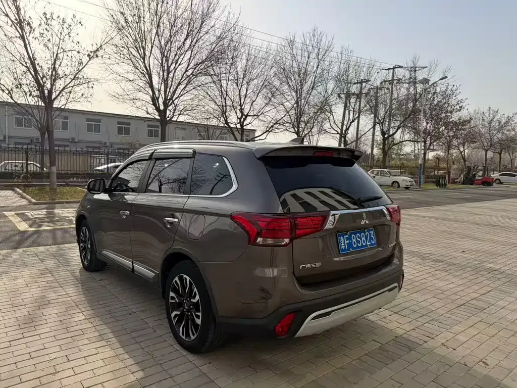 Mitsubishi Outlander — фото 4