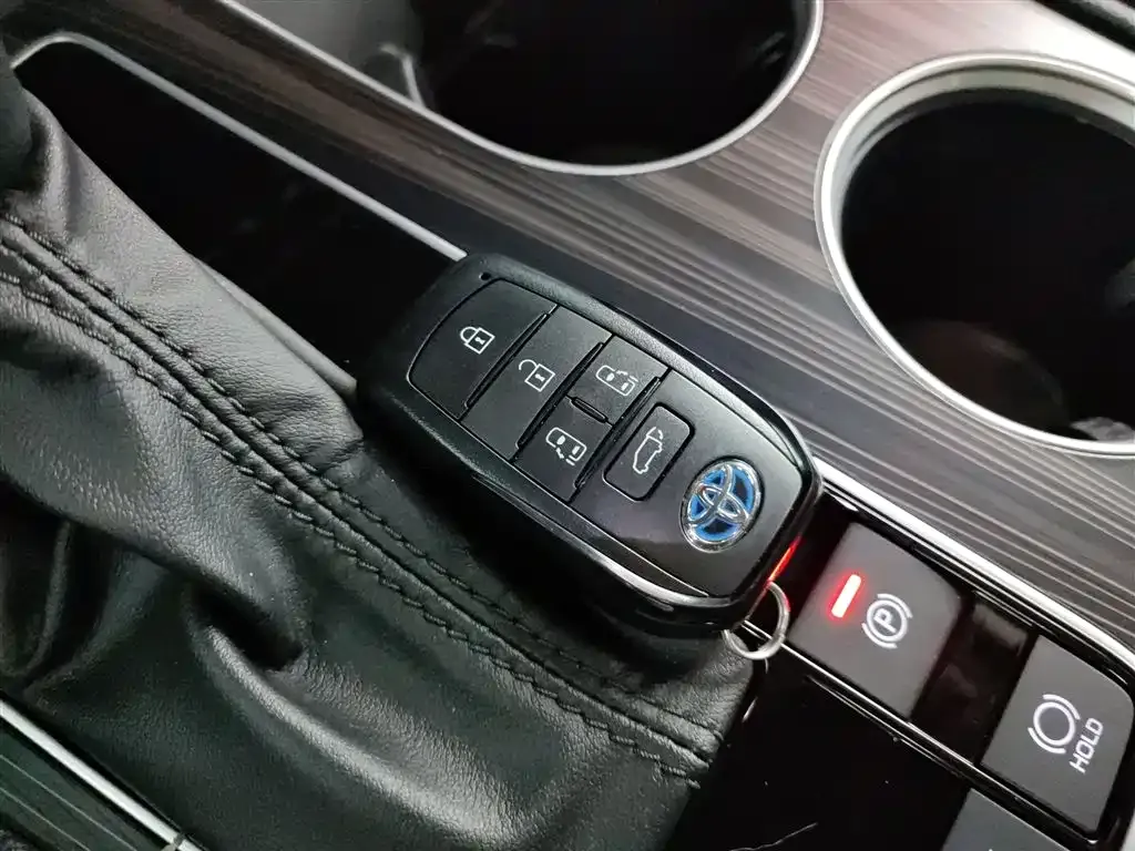 Toyota Granvia 2023 из CN, фото 9