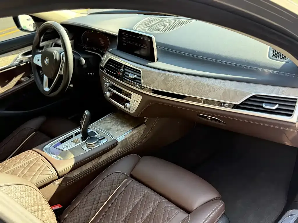 BMW 7 Series 2021 из CN, фото 8