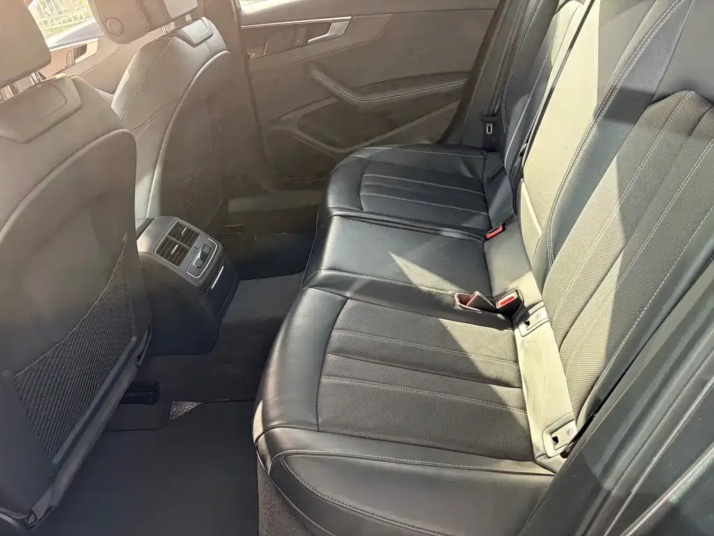 Audi A4L 2023 из CN, фото 6