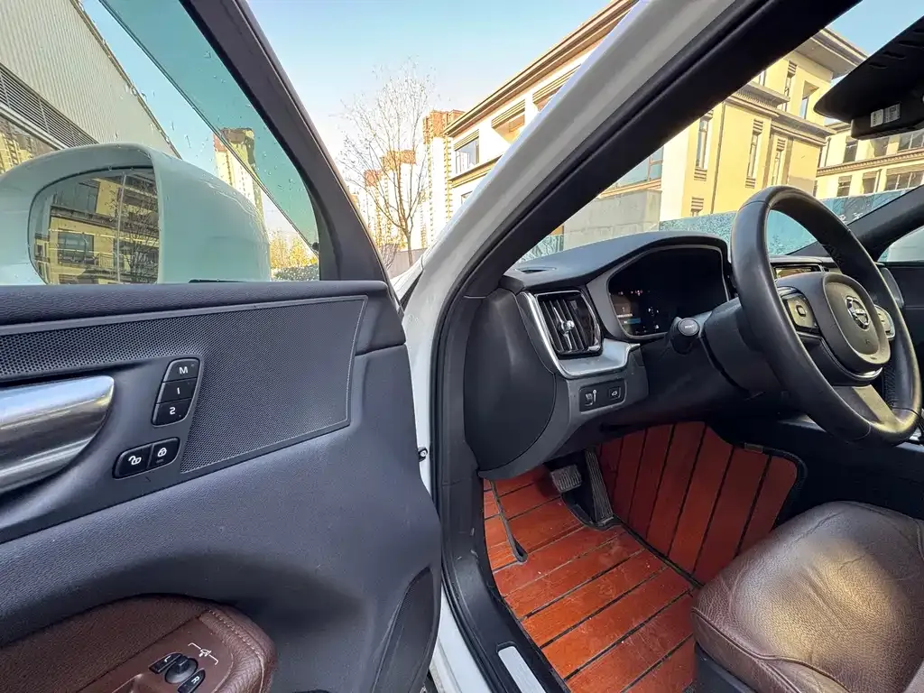 Volvo XC60 2022 из CN, фото 4