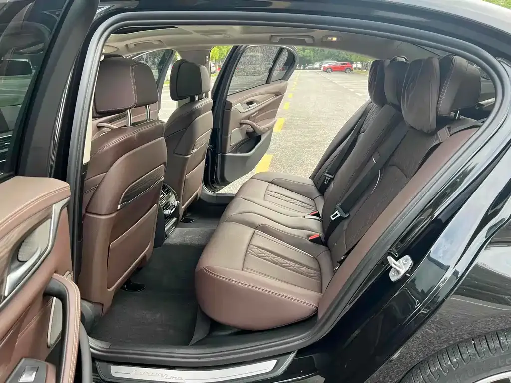BMW 5 Series 2022 из CN, фото 8
