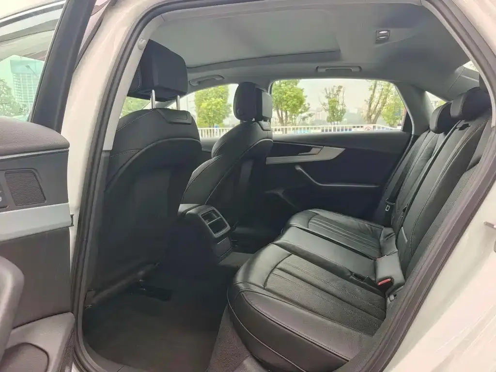 Audi A4L 2023 из CN, фото 10