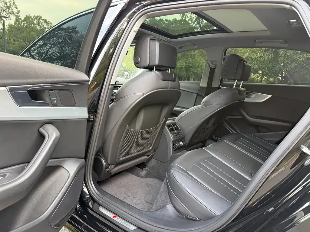 Audi A4L 2022 из CN, фото 10