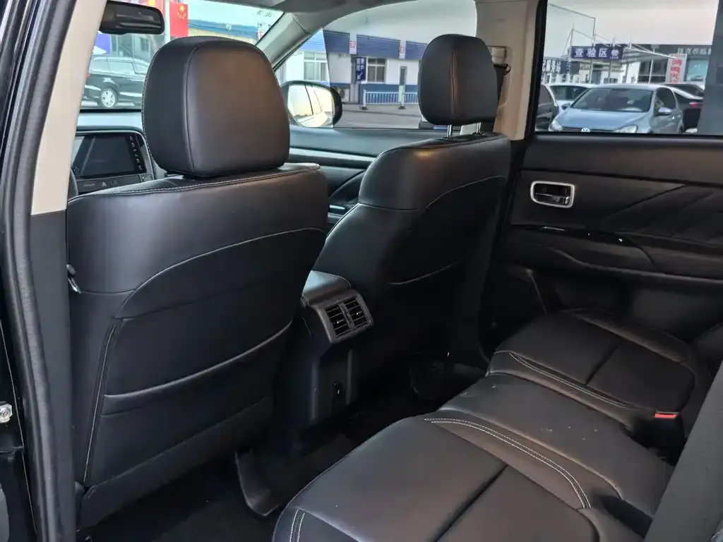 Mitsubishi Outlander 2021 из CN, фото 7