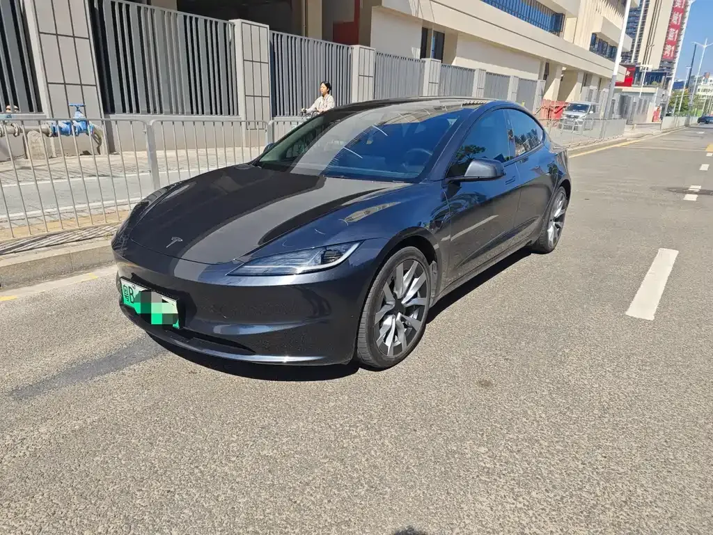 Tesla Model 3 — фото 1