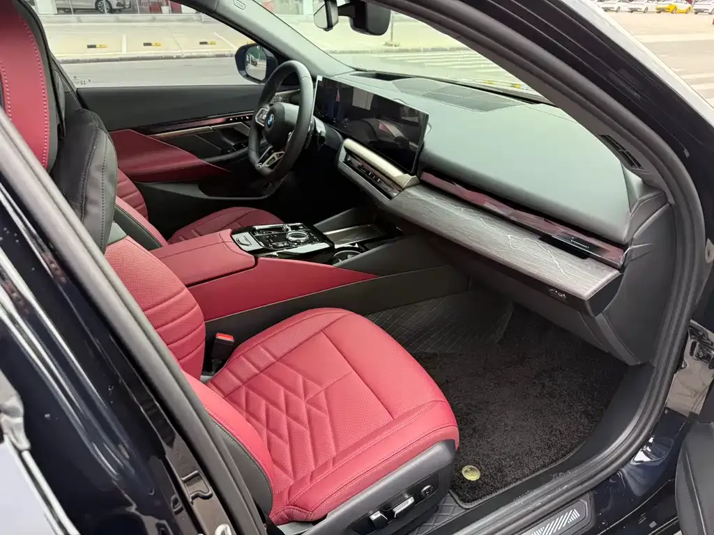 BMW 5 Series 2025 из CN, фото 8