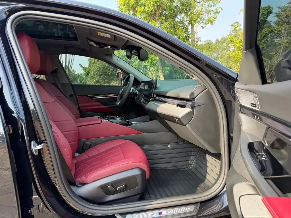 BMW 5 Series 2025 из CN, фото 10