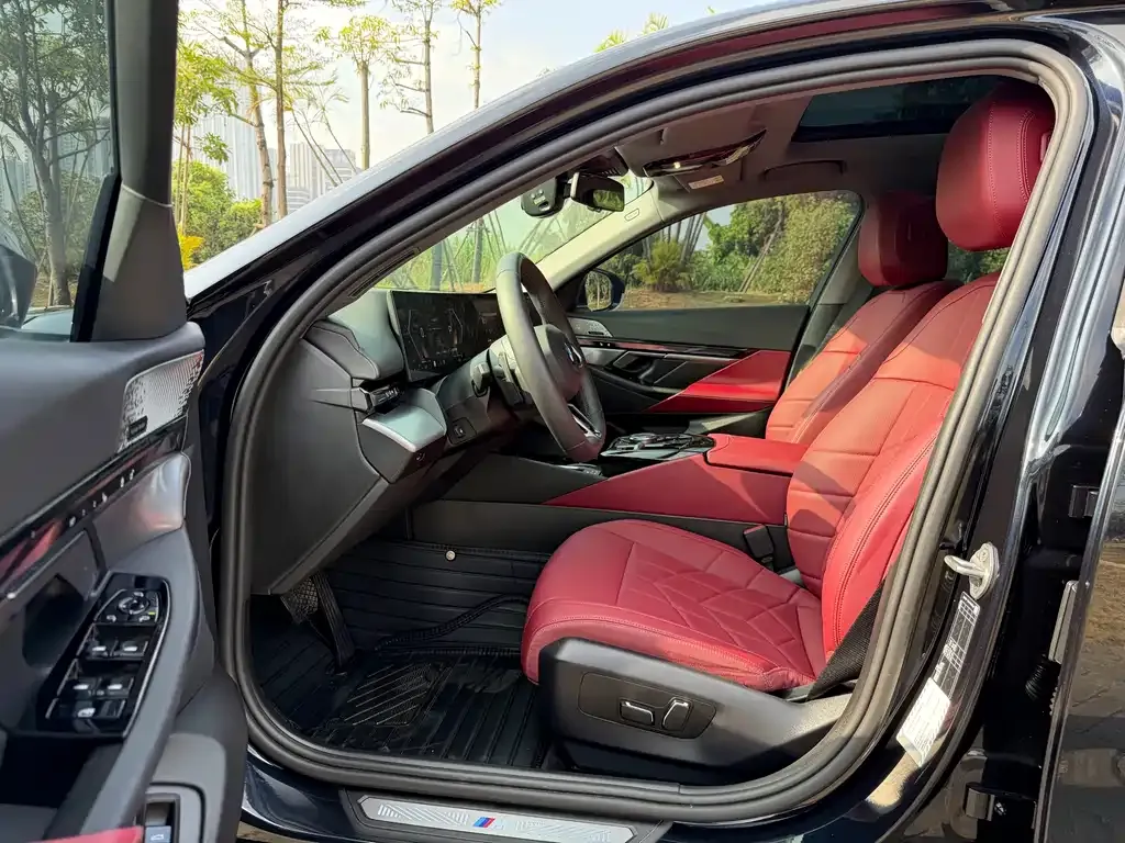 BMW 5 Series 2025 из CN, фото 4